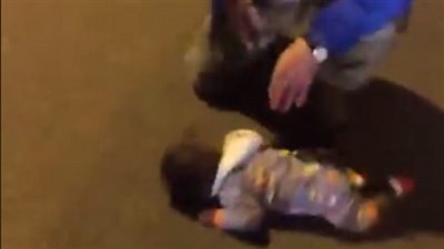 العثور على طفل يزحف وحيدا بطرق مليئة بالسيارات (فيديو وصور)