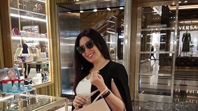 فجر السعيد تهادي عبير صبري خلال زيارتها للكويت