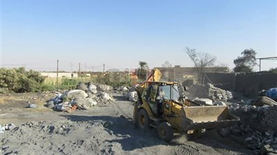 بالصور.. إزالة مكامير الفحم ومسابك الألومنيوم المخالفة بالفيوم