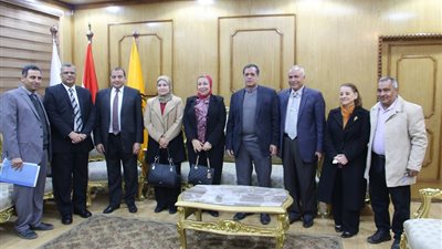 رئيس جامعة بني سويف يستقبل وفدا من بنك الاستثمار القومي