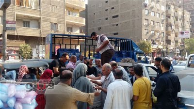 بالصور.. الكومي يوفر السكر لدائرة عين شمس بالتعاون مع مصنع خاص