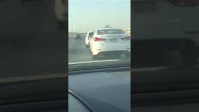 بالفيديو.. سائق يثير رعب قائد «ليموزين» على الطريق السريع بجدة