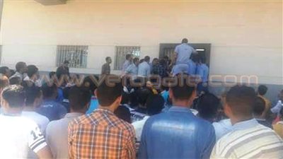بالصور.. عمال «إيجيبت فودز» يضربون عن العمل بالمنوفية