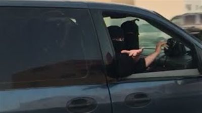 بالفيديو.. رد فعل فتيات بعد إصرار شاب تصوير قيادتهن للسيارة بالرياض