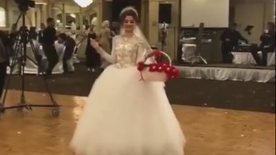 بالفيديو.. عروس تثير ضجة بجمع النقوط من المدعوين