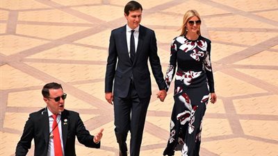 شاهد.. سعر فستان إيفانكا ترامب الذي ظهرت به لحظة وصولها الرياض