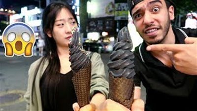 بالفيديو.. رد فعل شاب عربي تناول الآيس كريم الأسود لأول مرة