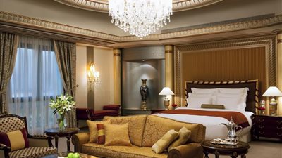 شاهد.. فخامة مقر إقامة الرئيس الأمريكي في الرياض