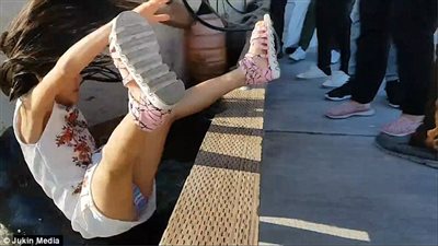 بالفيديو والصور.. لقطات مرعبة لكلب البحر يسقط فتاة في المياه