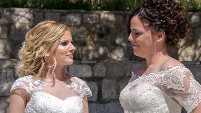 بالصور.. عروس تحقق حلمها بحفل زفاف مشترك مع شقيقتها