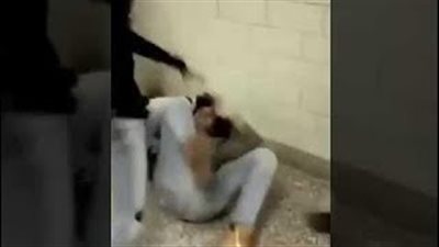 بالفيديو.. مشاجرة عنيفة بين فتاتين وسط تشجيع مجموعة من الفتيات