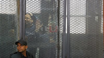 خيرت الشاطر يلوح لذويه من داخل قفص الاتهام (صور)