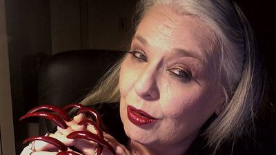 امرأة تترك عملها وتتفرغ لتربية أظافرها (صور)