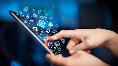 «مقالب السوشيال ميديا».. حسابات تصنع قصصا وهمية وتصدم آلاف المتابعين.. مجهولة تتقمص شخصية طبيبة بالمركز الطبي العالمي.. خداع الانتحار لعازفة ناي.. واستغلال مرض السرطان لجمع التبرعات