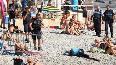 بالصور.. شرطة فرنسا تجبر مسلمة على خلع ملابسها بشاطئ «نيس»