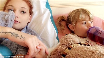 امرأة تعرض طفلتها للبيع عبر الإنترنت (صور)