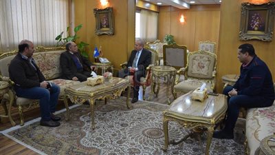 محافظ دمياط يبحث مع رئيس مصنع موبكو استكمال محطة صرف عبد القادر (صور)