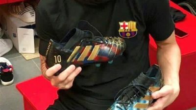 حذاء جديد لميسي يحمل أهم ذكرياته الكروية (صور)