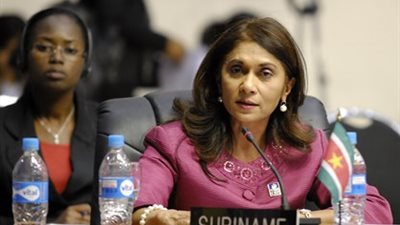 بالصور.. لغز وجود امرأة وحيدة بين قادة القمة الإسلامية