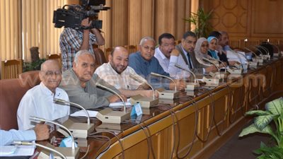 بالصور.. محافظ الدقهلية يلتقي أهالي قرية «المحسمة القديمة»