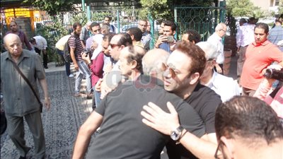 بالصور.. مصطفى قمر وعادل حسنى في جنازة المخرج محمد راضى