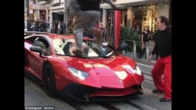 بالفيديو والصور.. شاهد ما فعله شاب في سيارة لامبورجيني أمام صاحبها