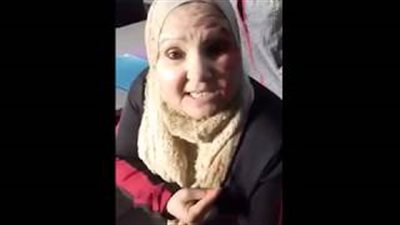 معلم يعتدي على أم طالبة بطريقة وحشية (فيديو)
