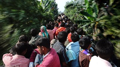 بالصور.. أغرب طرق ركوب القطارات المزدحمة ببنجلاديش