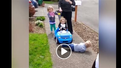 بالفيديو.. رد فعل صادم لطفل شاهد فتاة تجلس داخل سيارة