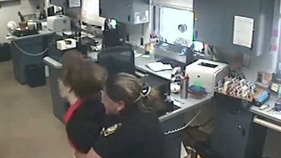 بالفيديو والصور.. شاهد كيف أنقذت شرطية زميلتها من الموت