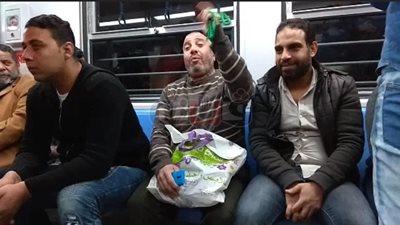 مواطن يقدم «وصلة مدح» داخل مترو المرج وسط تفاعل الركاب (فيديو)