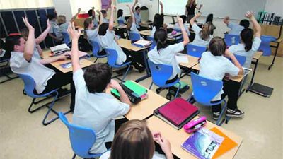 بالفيديو.. طفل يتحرش بزميلته ووالده لولية أمر الطالبة: «اللى عنده معزة يربطها»