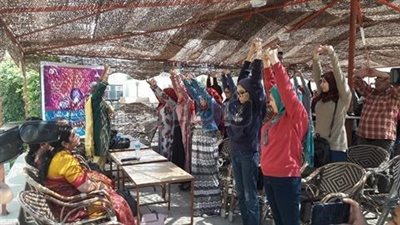 طلاب جامعة عين شمس يمارسون اليوجا مع وفد هندي