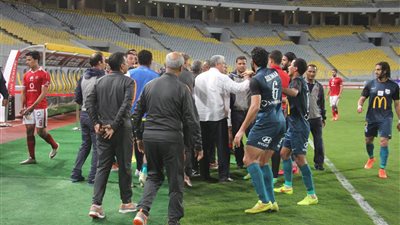 بالصور..اشتباك بين جهازي إنبي والأهلي بعد انتهاء الشوط الأول