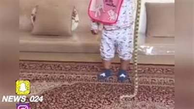 بالفيديو.. سعودي يطلب من طفله عض ثعبان حي