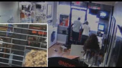 بالفيديو.. صاحب متجر يحتجز لصين بطريقة ماكرة