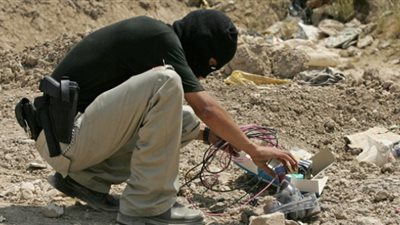 إحباط تفجير عبوة ناسفة موصلة بسلك بطارية في الشيخ زويد