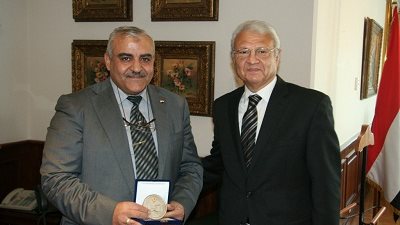 حلمى يكرّم أفضل أستاذ تكنولوجيا معلومات بأفريقيا لعام 2012