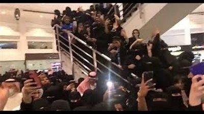 رد فعل المتسوقين لحظة دخول فتاة «سناب شات» مولا بالسعودية (فيديو)