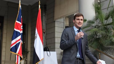 السفير الفرنسي بمصر يداعب «جون كاسن» على تويتر: أنا قادم