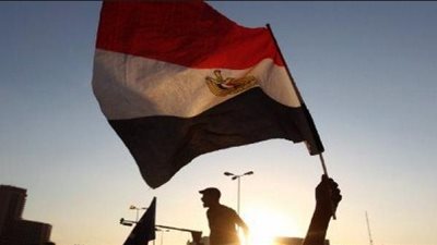 مغامر مصري ينطلق بدراجة بخارية من سويسرا لليابان رافعًا علم مصر