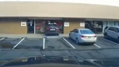 امرأة تتسبب بكارثة لفشلها في القيادة (فيديو)