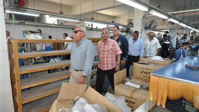 بالصور.. محافظ بورسعيد يتفقد المنطقة الصناعية