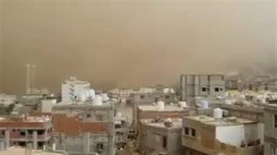 بالفيديو.. عاصفة ترابية تغرق مدن جنوب اليمن في الظلام