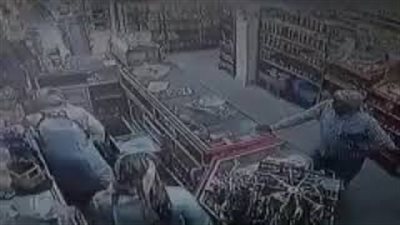 مصري يحبط محاولة سطو مسلح على سوبر ماركت بالسعودية (فيديو)