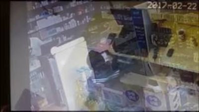 بالفيديو.. سطو مسلح على صيدلية وسرقتها بالسعودية