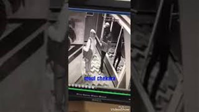 لحظة اعتداء لص على فتاة وسرقتها (فيديو)