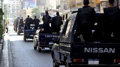 ضبط 101 بائع متجول و50 هاربا من أحكام داخل وسائل النقل العام