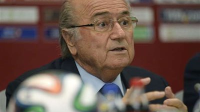 بلاتر يدافع عن قطر بعد فضيحة الرشاوي