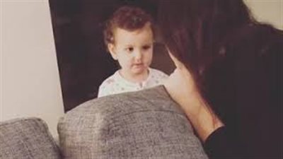 رد فعل طفل غنت له «فايا يونان» (فيديو)